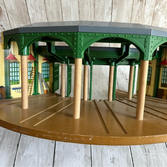 PREOWNED THOMAS THE TANK ENGINE TIDMOUTH SHED FOR TRAINS WOODEN - Picture 9 of 11